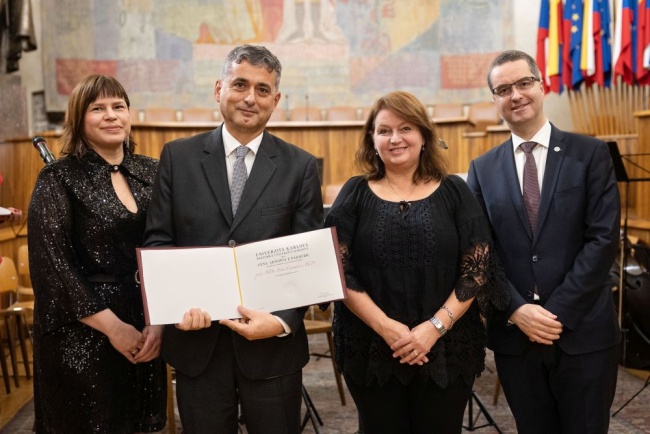 Prorektorka Markéta Martínková, vyznamenaný Petr Čermák, rektorka UK Milena Králíčková a prorektor Jan Polák (zleva).