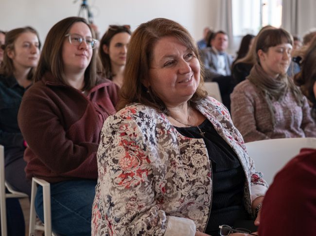 Rektorka UK Milena Králíčková v publiku na jedné z debat.