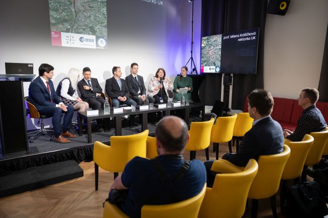 Na tiskové konferenci k uvedení projektu Earth Observation Training Academy vystoupili ředitel Odboru kosmických aktivit a nových technologií ministerstva dopravy Václav Kobera, vědecký koordinátor vzdělávacích a školících aktivit Evropské kosmické agentury Francesco Sarti, koordinátor samotného projektu Přemysl Štych, proděkan Přírodovědecké fakulty UK pro vědu a výzkum Tomáš Cajthaml a rektorka UK Milena Králíčková. Akci moderovala Marie Němečková, která vede Space Hub agentury CzechInvest (zleva).